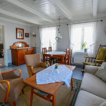 Nostalgiske Halsebostua هارستاد